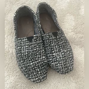 TOMS black and white boucle sz 8.5